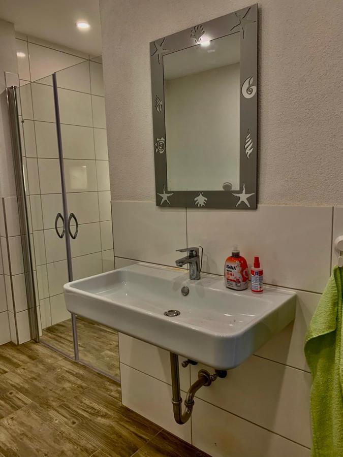Monteurzimmer Oberlistingen Zweibettzimmer Mit 2 Baedern Breuna Eksteriør billede